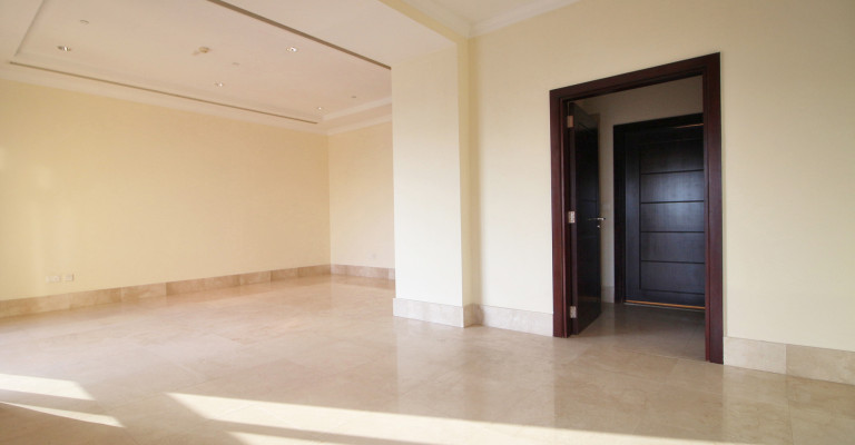 Classical 5BR + Maid Penthouse in Porto Arabia | The Pearl - Qatar - Image 07