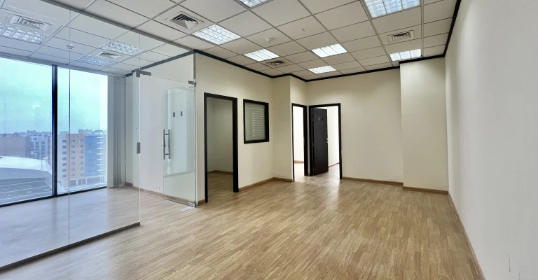 مكاتب واسعة شبه مجهزة في موقع متميز في الدوحة - Image 01