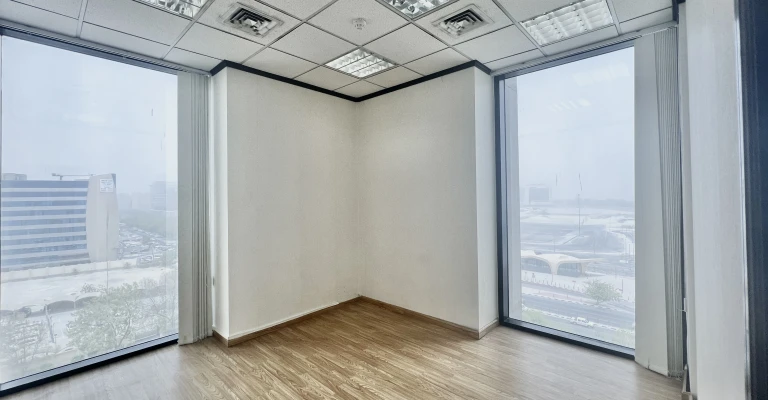 مكاتب واسعة شبه مجهزة في موقع متميز في الدوحة - Image 06