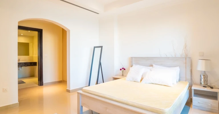 شقة جميلة من غرفة نوم واحدة مفروشة بالكامل بسعر رائع للبيع في بورتو أرابيا - اللؤلؤة - Image 06