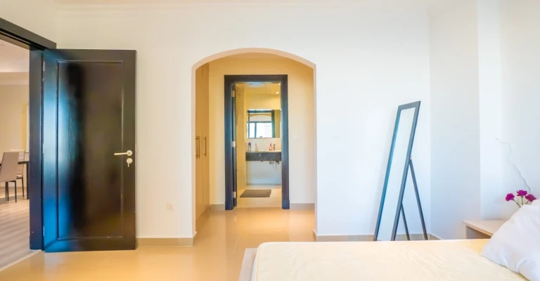 شقة جميلة من غرفة نوم واحدة مفروشة بالكامل بسعر رائع للبيع في بورتو أرابيا - اللؤلؤة - Image 09