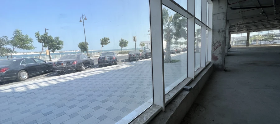 Prime Retail Location With Expansive Sea Views 160 Sqm - Image 01