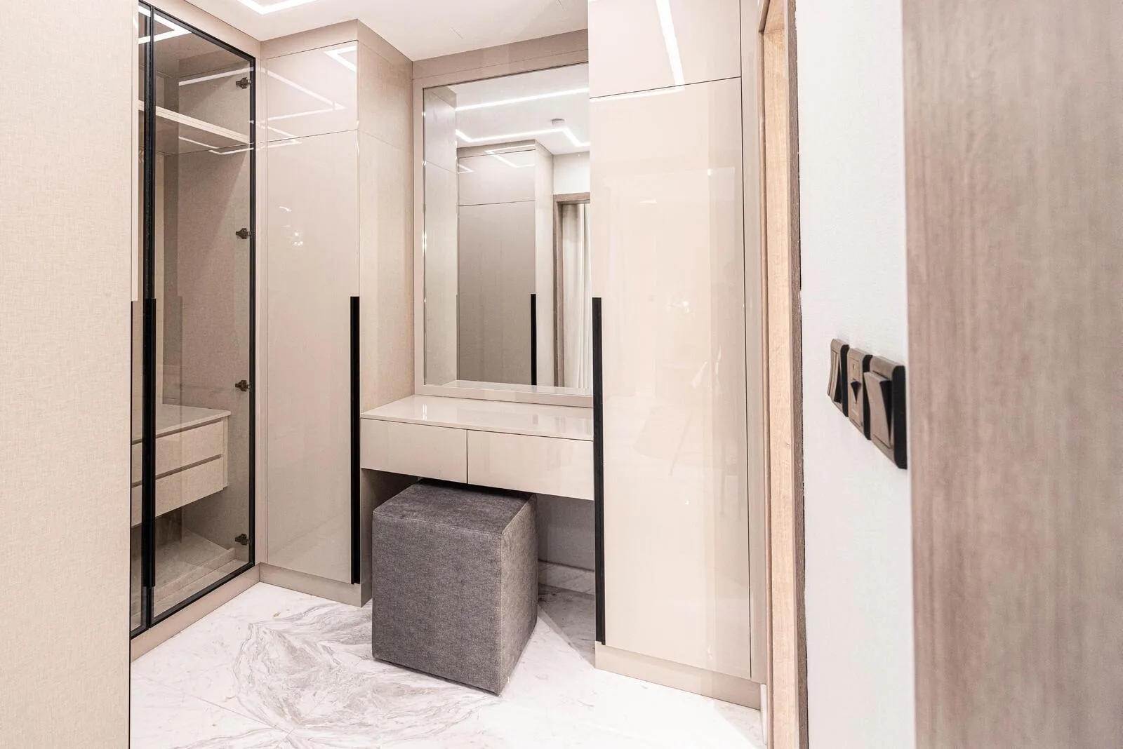 Master bedroom dressing room at Giardino Villas