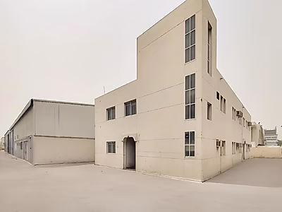 مستودع فاخر مع سكن عمال | قطعة أرض زاوية مميزة | المنطقة الصناعية القديمة