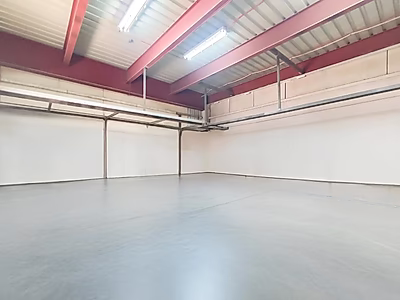 مستودع فاخر مع سكن عمال | قطعة أرض زاوية مميزة | المنطقة الصناعية القديمة