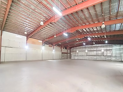 مستودع فاخر مع سكن عمال | قطعة أرض زاوية مميزة | المنطقة الصناعية القديمة