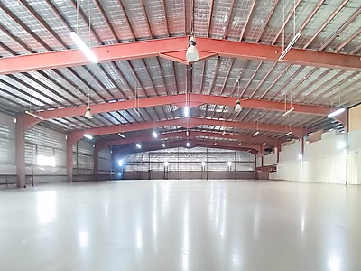 مجمع مستودعات مزدوج مع سكن عمال | قطعة أرض زاوية مميزة | المنطقة الصناعية القديمة