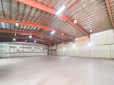 مجمع مستودعات مزدوج مع سكن عمال | قطعة أرض زاوية مميزة | المنطقة الصناعية القديمة