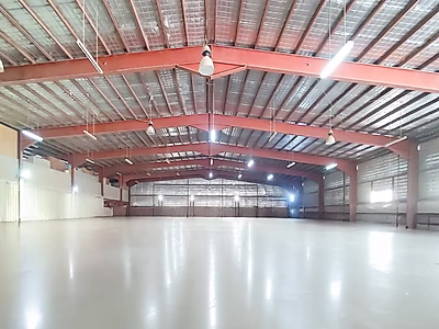 مجمع مستودعات مزدوج مع سكن عمال | قطعة أرض زاوية مميزة | المنطقة الصناعية القديمة