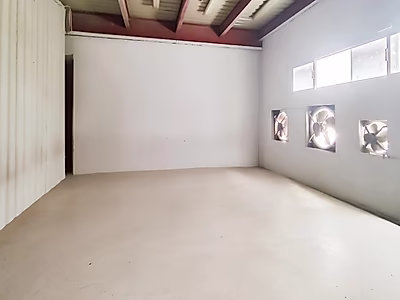 مجمع مستودعات مزدوج مع سكن عمال | قطعة أرض زاوية مميزة | المنطقة الصناعية القديمة