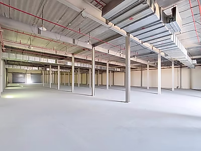 موقع مميز || مستودع جديد كليًا || مكاتب || صالة عرض || غرف