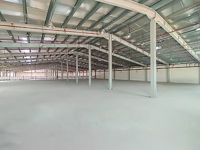 موقع مميز || مستودع جديد كليًا || مكاتب || صالة عرض || غرف