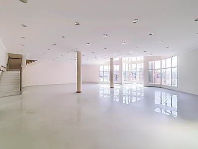 موقع مميز || مستودع جديد كليًا || مكاتب || صالة عرض || غرف