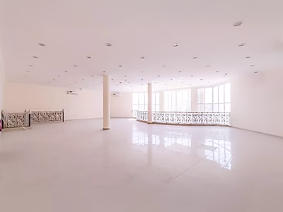 موقع مميز || مستودع جديد كليًا || مكاتب || صالة عرض || غرف