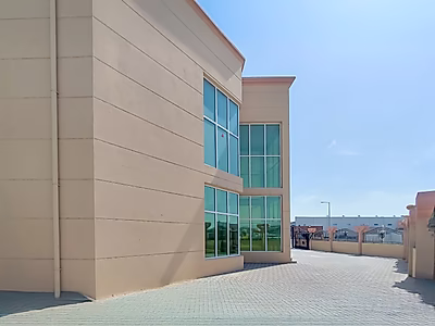 موقع مميز || مستودع جديد تمامًا || مكاتب || صالة عرض || غرف || رخصة مرآب