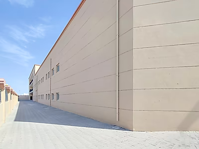 موقع مميز || مستودع جديد تمامًا || مكاتب || صالة عرض || غرف || رخصة مرآب