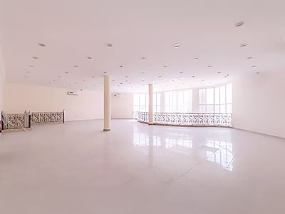 موقع مميز || مستودع جديد تمامًا || مكاتب || صالة عرض || غرف || رخصة مرآب