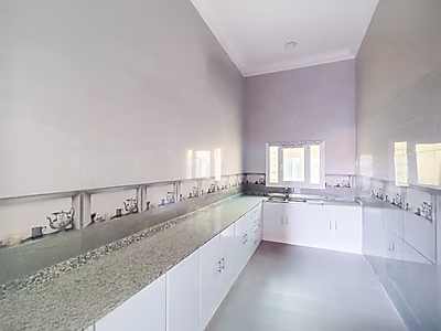 موقع مميز || مستودع جديد تمامًا || مكاتب || صالة عرض || غرف || رخصة مرآب