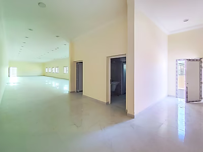 موقع مميز || مستودع جديد تمامًا || مكاتب || صالة عرض || غرف || رخصة مرآب