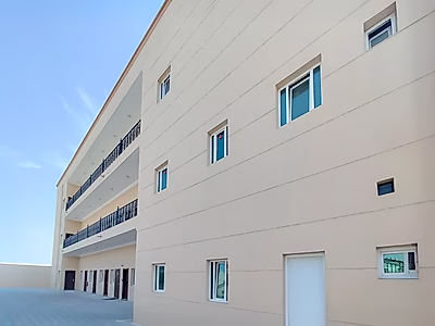 موقع مميز || مستودع جديد تمامًا || مكاتب || صالة عرض || غرف || رخصة مرآب