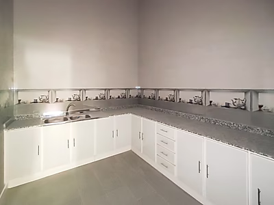 موقع مميز || مستودع جديد تمامًا || مكاتب || صالة عرض || غرف || رخصة مرآب