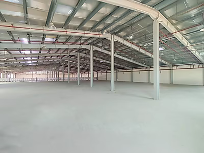 موقع مميز || مستودع جديد تمامًا || مكاتب || صالة عرض || غرف || رخصة مرآب