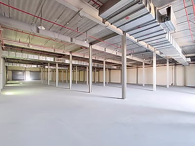 موقع مميز || مستودع جديد تمامًا || مكاتب || صالة عرض || غرف || رخصة مرآب