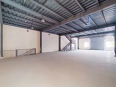 مرآب للبيع | مستودع جديد كليًا مع قبو وميزانين | موقع مميز في منطقة صناعية