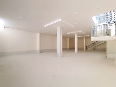 مرآب للبيع | مستودع جديد كليًا مع قبو وميزانين | موقع مميز في منطقة صناعية