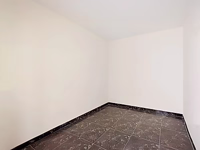 مرآب للبيع | مستودع جديد كليًا مع قبو وميزانين | موقع مميز في منطقة صناعية