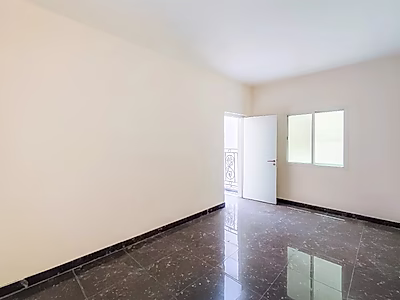 مرآب للبيع | مستودع جديد كليًا مع قبو وميزانين | موقع مميز في منطقة صناعية