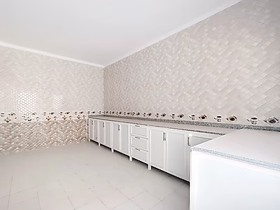 مرآب للبيع | مستودع جديد كليًا مع قبو وميزانين | موقع مميز في منطقة صناعية