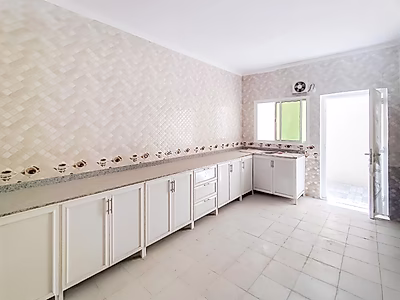 مرآب للبيع | مستودع جديد كليًا مع قبو وميزانين | موقع مميز في منطقة صناعية