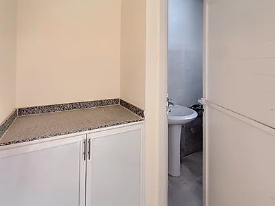 مرآب للبيع | مستودع جديد كليًا مع قبو وميزانين | موقع مميز في منطقة صناعية