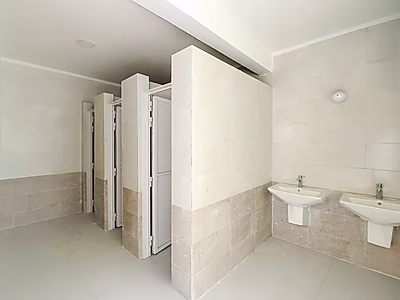 مرآب للبيع | مستودع جديد كليًا مع قبو وميزانين | موقع مميز في منطقة صناعية