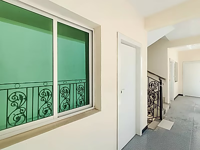 مرآب للبيع | مستودع جديد كليًا مع قبو وميزانين | موقع مميز في منطقة صناعية