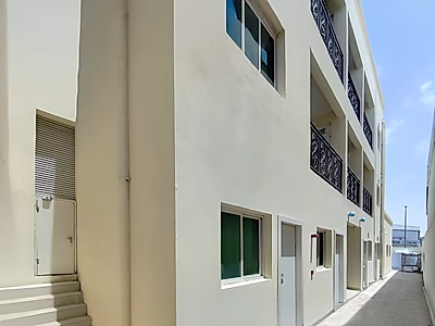 مرآب للبيع | مستودع جديد كليًا مع قبو وميزانين | موقع مميز في منطقة صناعية