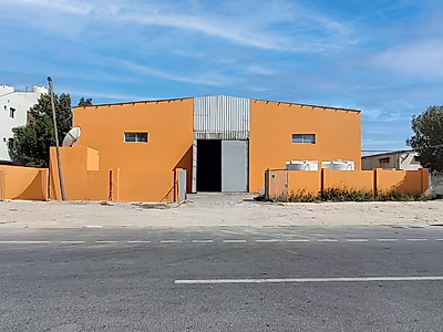 معسكر عمال ومستودع للبيع في المنطقة الصناعية الرئيسية