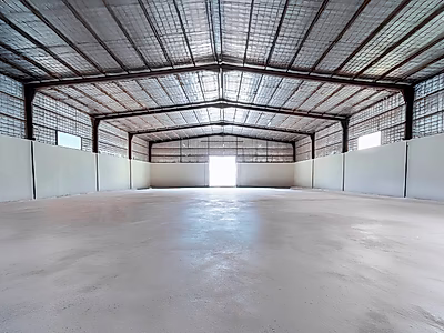 معسكر عمال ومستودع للبيع في المنطقة الصناعية الرئيسية