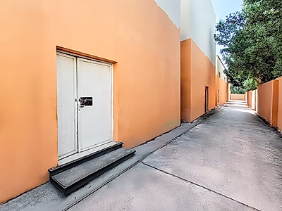 معسكر عمال ومستودع للبيع في المنطقة الصناعية الرئيسية