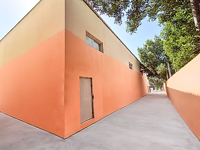 معسكر عمال ومستودع للبيع في المنطقة الصناعية الرئيسية