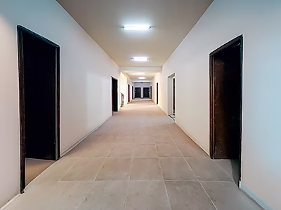 معسكر عمال ومستودع للبيع في المنطقة الصناعية الرئيسية