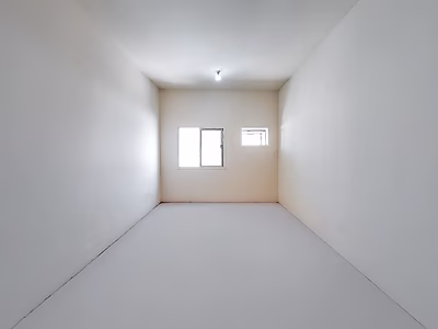 معسكر عمال ومستودع للبيع في المنطقة الصناعية الرئيسية