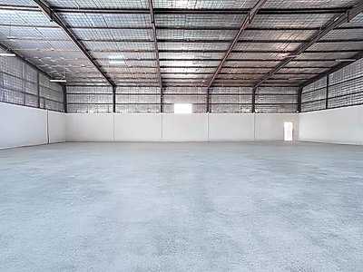 معسكر عمال ومستودع للبيع في المنطقة الصناعية الرئيسية