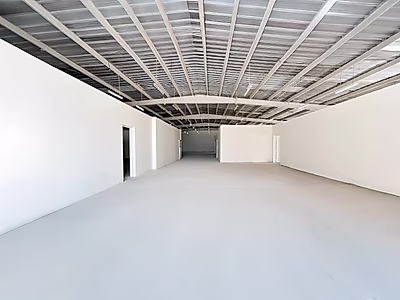 مستودع للإيجار في المنطقة الصناعية – موقع متميز متوفر