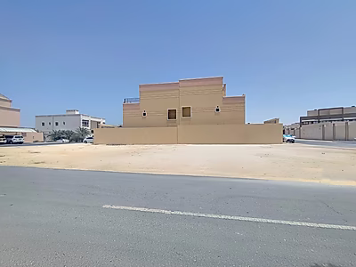 قطعة أرض استثنائية لفيلا مفتوحة من ثلاث جهات للبيع - موقع مميز بالقرب من طريق الشمال ومنطقة التراث