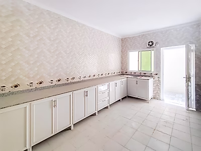 مستودع للإيجار بمساحة 600 متر مربع، جديد تمامًا، المنطقة الصناعية القديمة