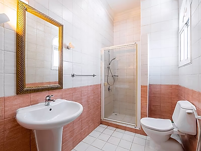 فيلا فاخرة للإيجار في منطقة عنيزة – موقع رئيسي بجوار السفارات