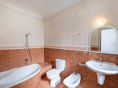 فيلا فاخرة للإيجار في منطقة عنيزة – موقع رئيسي بجوار السفارات