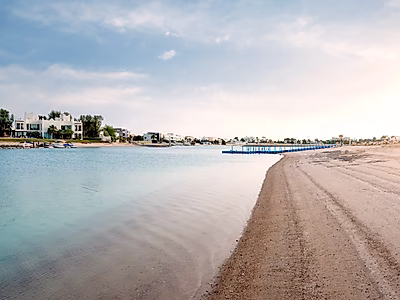 مسبح خاص | فيلا ٤ غرف نوم + غرفة خادمة | ويست باي لاجون